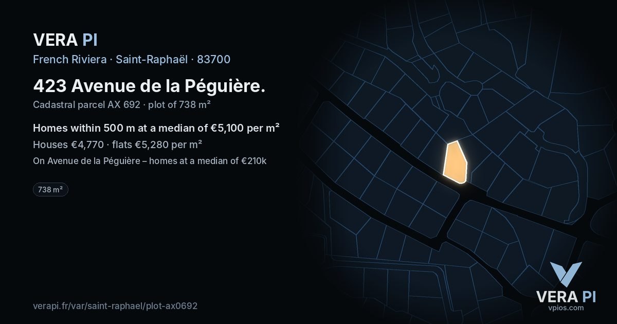 423 Avenue de la Péguière, Saint-Raphaël at night – the plot lit, the parcels around coloured by the prices near them
