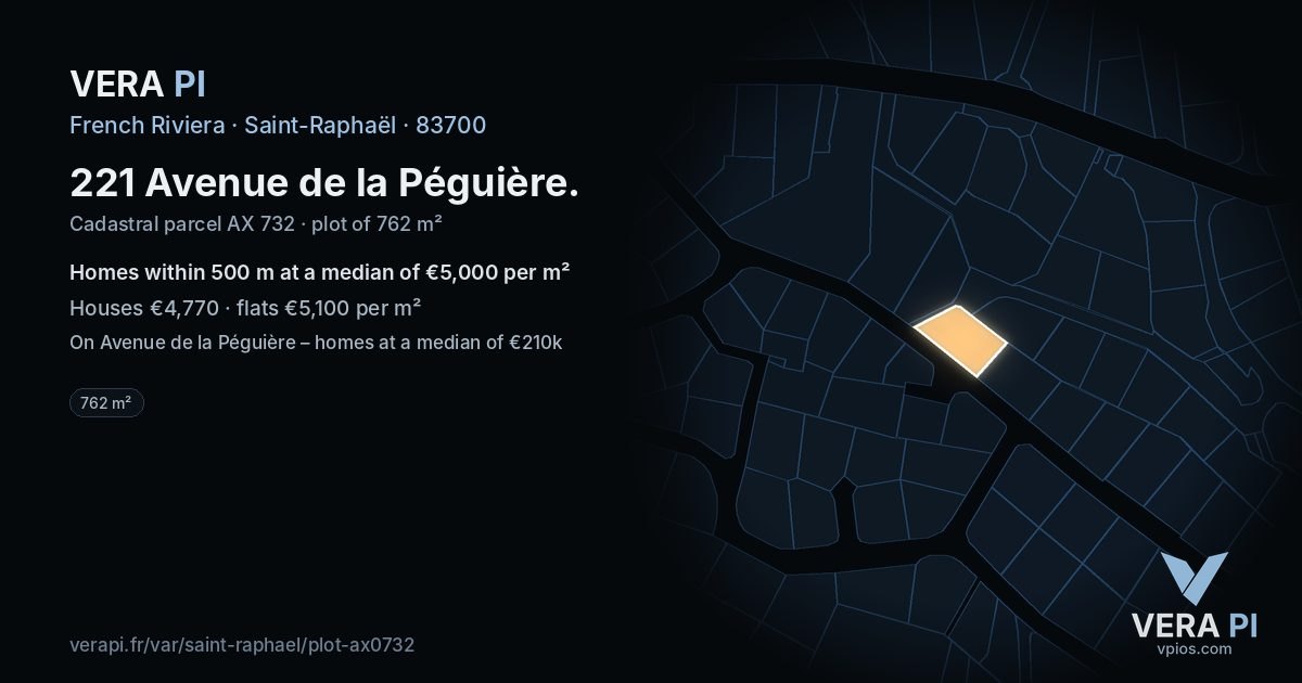 221 Avenue de la Péguière, Saint-Raphaël at night – the plot lit, the parcels around coloured by the prices near them
