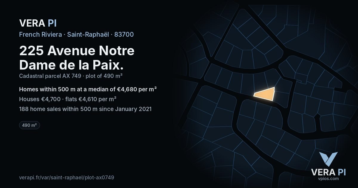 225 Avenue Notre Dame de la Paix, Saint-Raphaël at night – the plot lit, the parcels around coloured by the prices near them