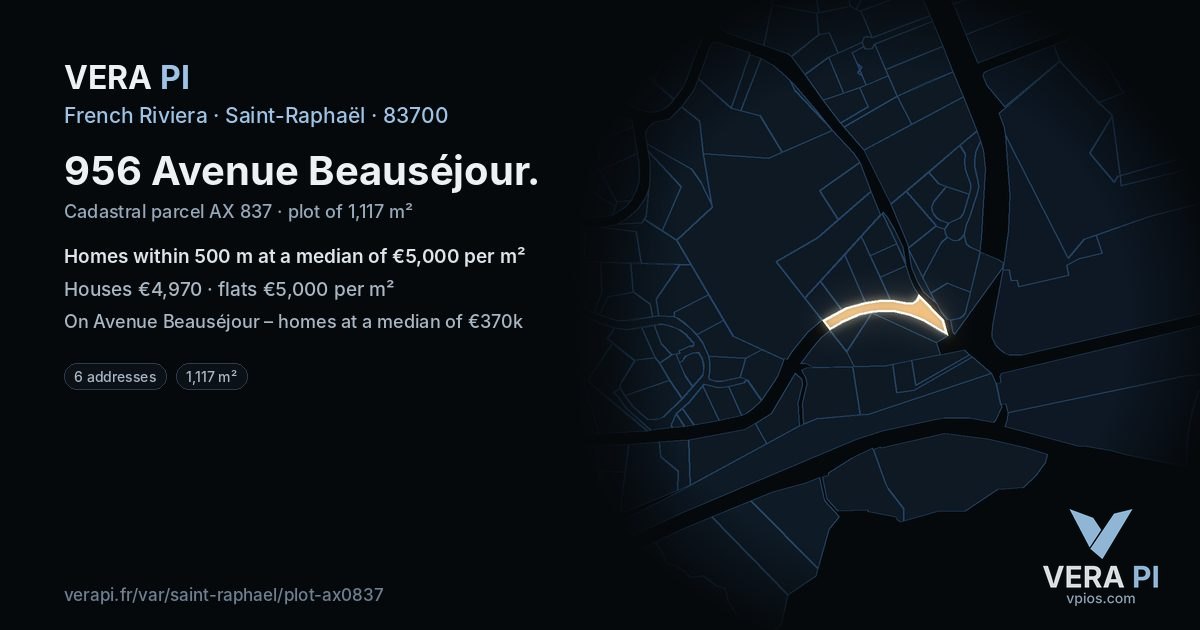 956 Avenue Beauséjour, Saint-Raphaël at night – the plot lit, the parcels around coloured by the prices near them
