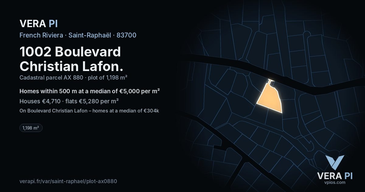 1002 Boulevard Christian Lafon, Saint-Raphaël at night – the plot lit, the parcels around coloured by the prices near them