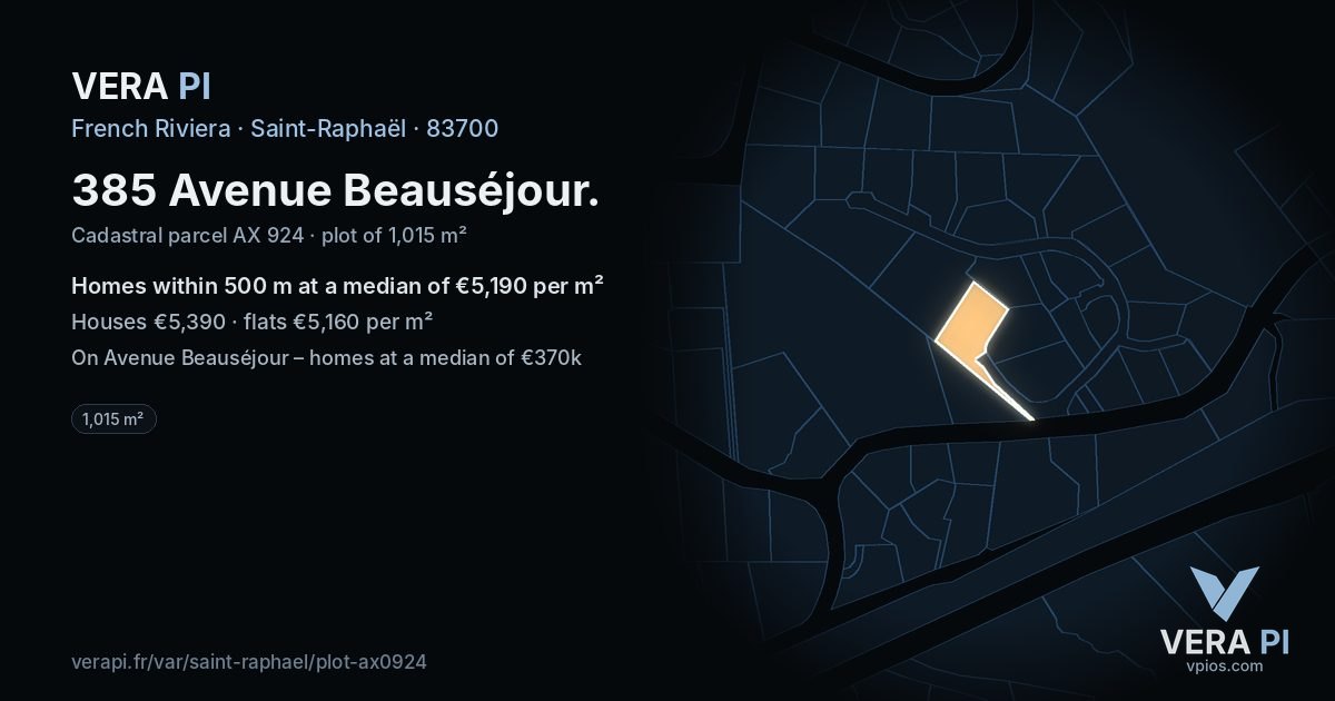 385 Avenue Beauséjour, Saint-Raphaël at night – the plot lit, the parcels around coloured by the prices near them