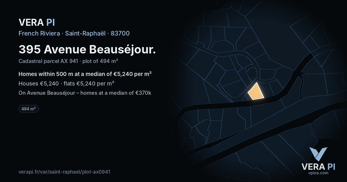 395 Avenue Beauséjour, Saint-Raphaël at night – the plot lit, the parcels around coloured by the prices near them