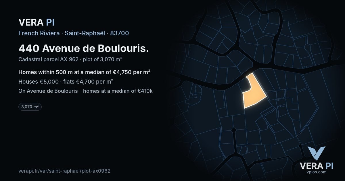 440 Avenue de Boulouris, Saint-Raphaël at night – the plot lit, the parcels around coloured by the prices near them