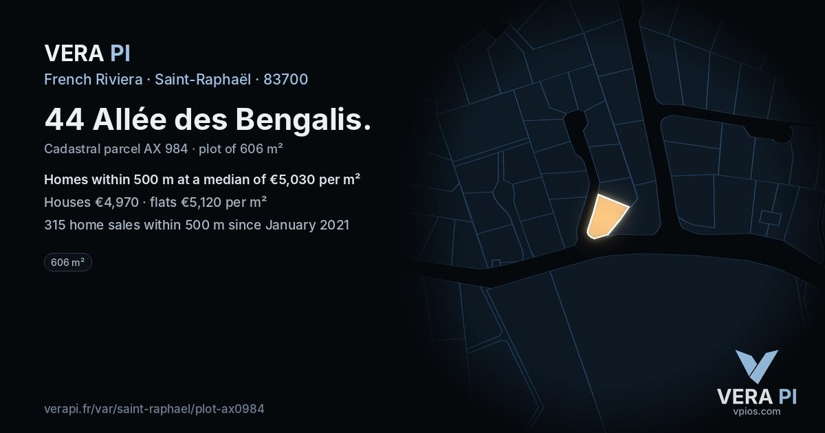 44 Allée des Bengalis, Saint-Raphaël at night – the plot lit, the parcels around coloured by the prices near them