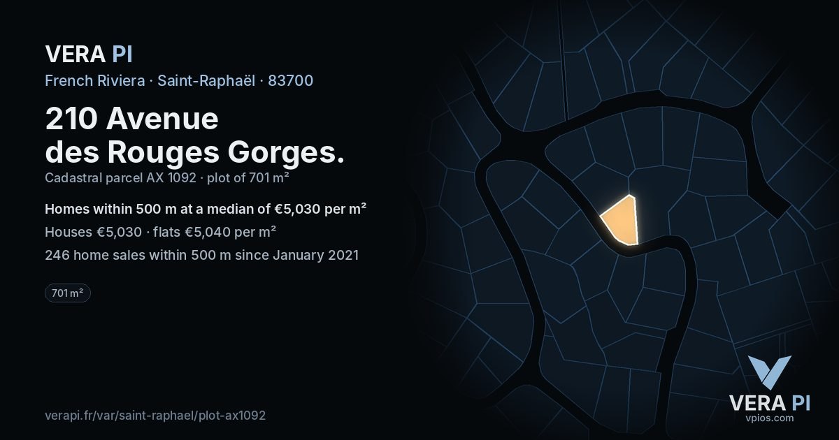 210 Avenue des Rouges Gorges, Saint-Raphaël at night – the plot lit, the parcels around coloured by the prices near them