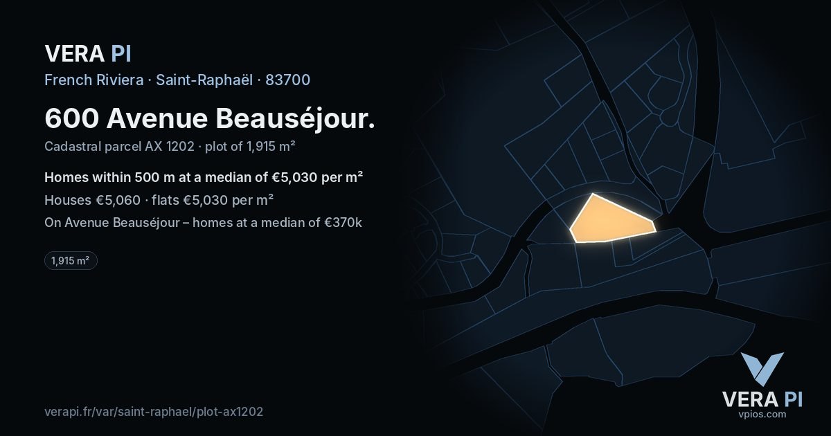 600 Avenue Beauséjour, Saint-Raphaël at night – the plot lit, the parcels around coloured by the prices near them