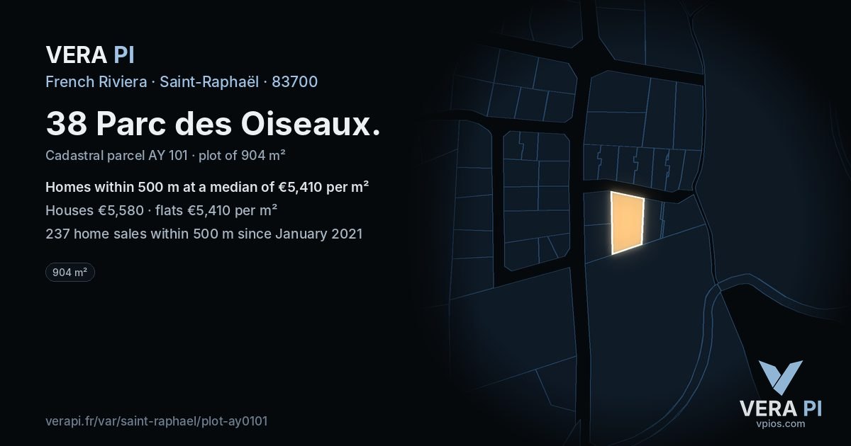 38 Parc des Oiseaux, Saint-Raphaël at night – the plot lit, the parcels around coloured by the prices near them