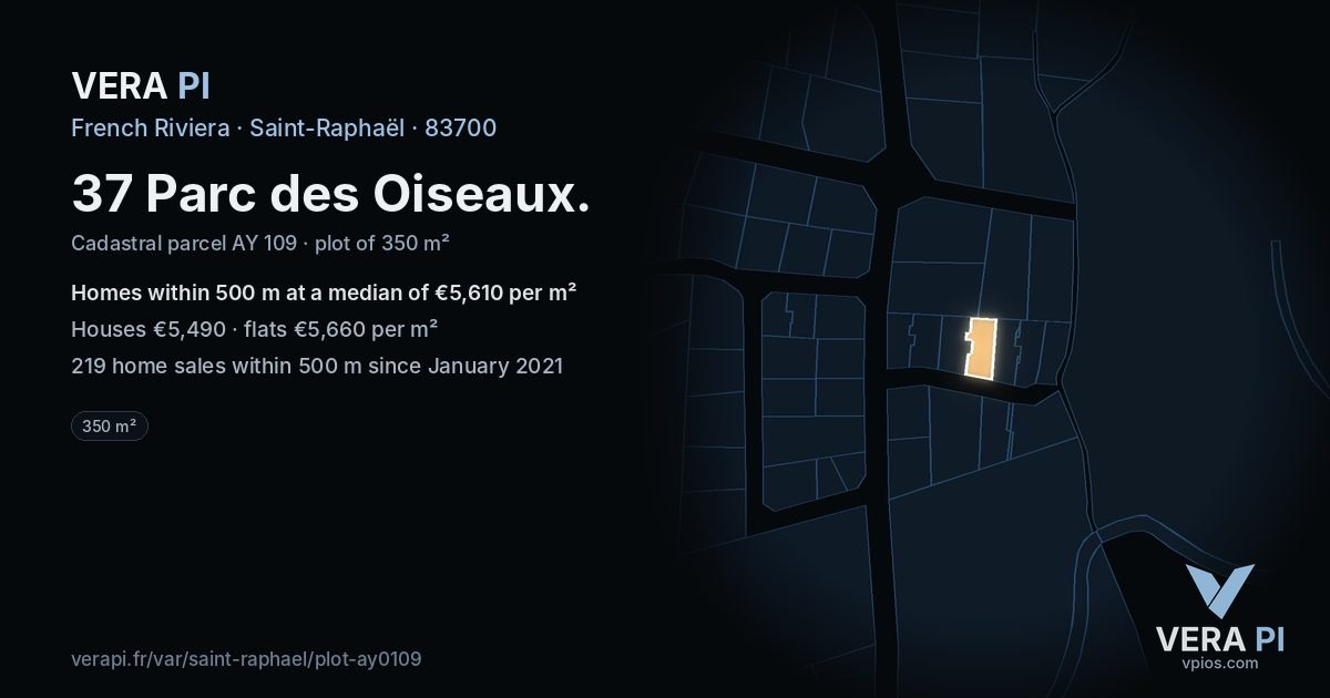 37 Parc des Oiseaux, Saint-Raphaël at night – the plot lit, the parcels around coloured by the prices near them