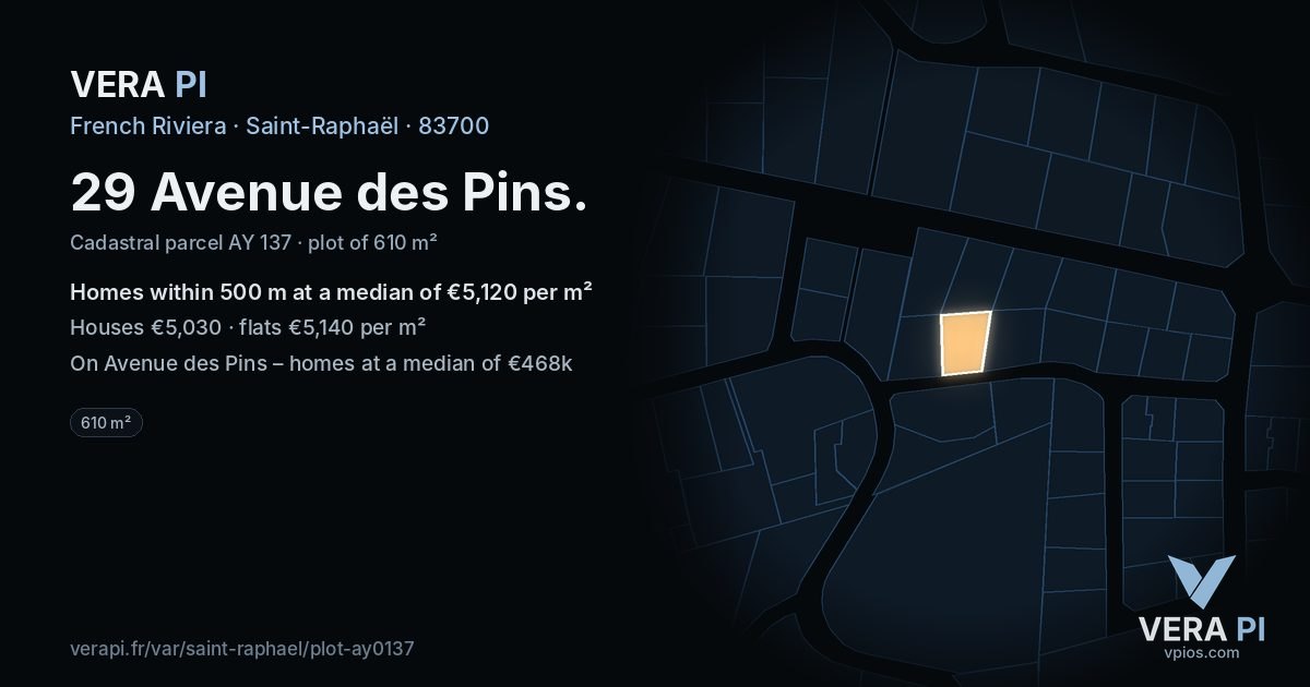 29 Avenue des Pins, Saint-Raphaël at night – the plot lit, the parcels around coloured by the prices near them