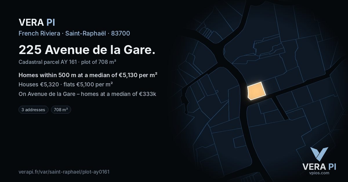 225 Avenue de la Gare, Saint-Raphaël at night – the plot lit, the parcels around coloured by the prices near them