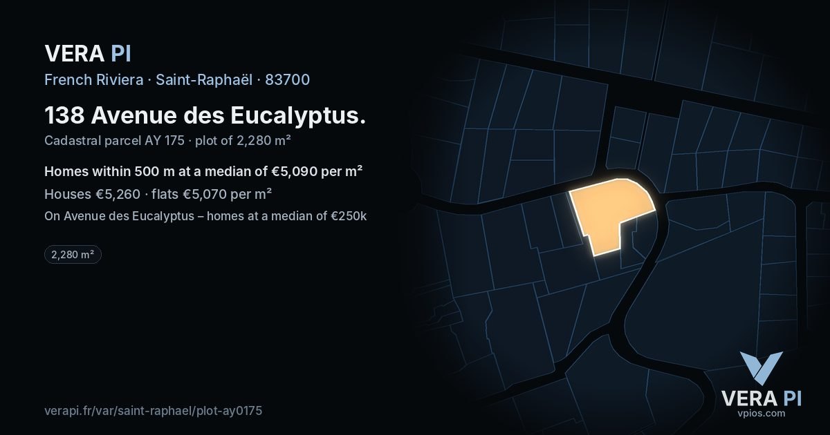 138 Avenue des Eucalyptus, Saint-Raphaël at night – the plot lit, the parcels around coloured by the prices near them