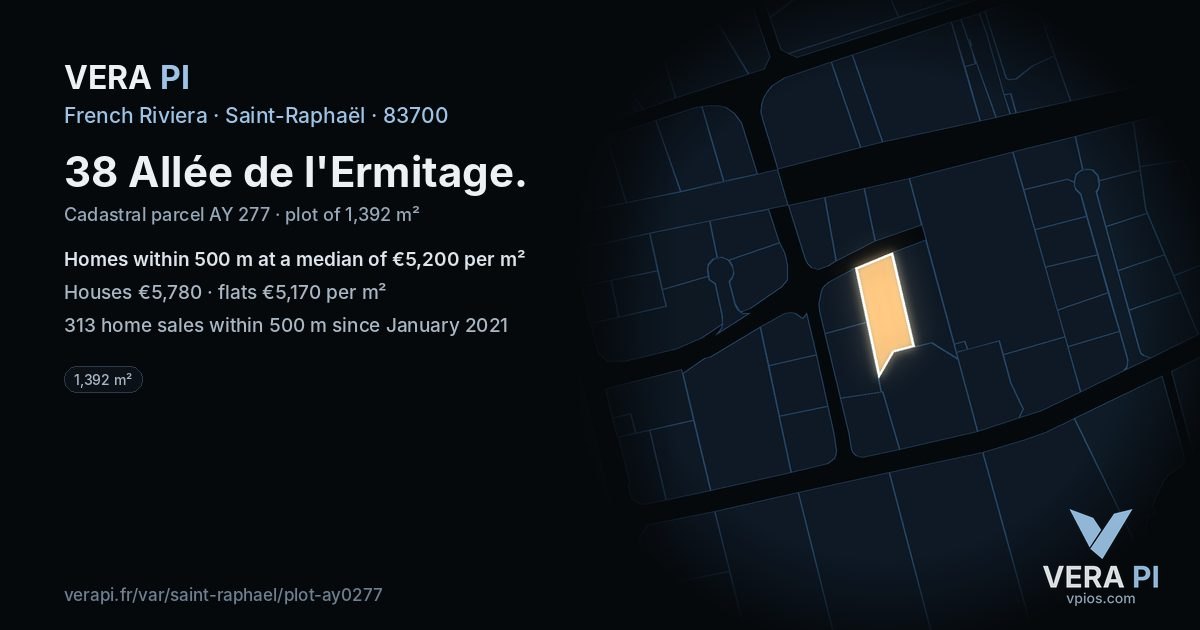 38 Allée de l'Ermitage, Saint-Raphaël at night – the plot lit, the parcels around coloured by the prices near them