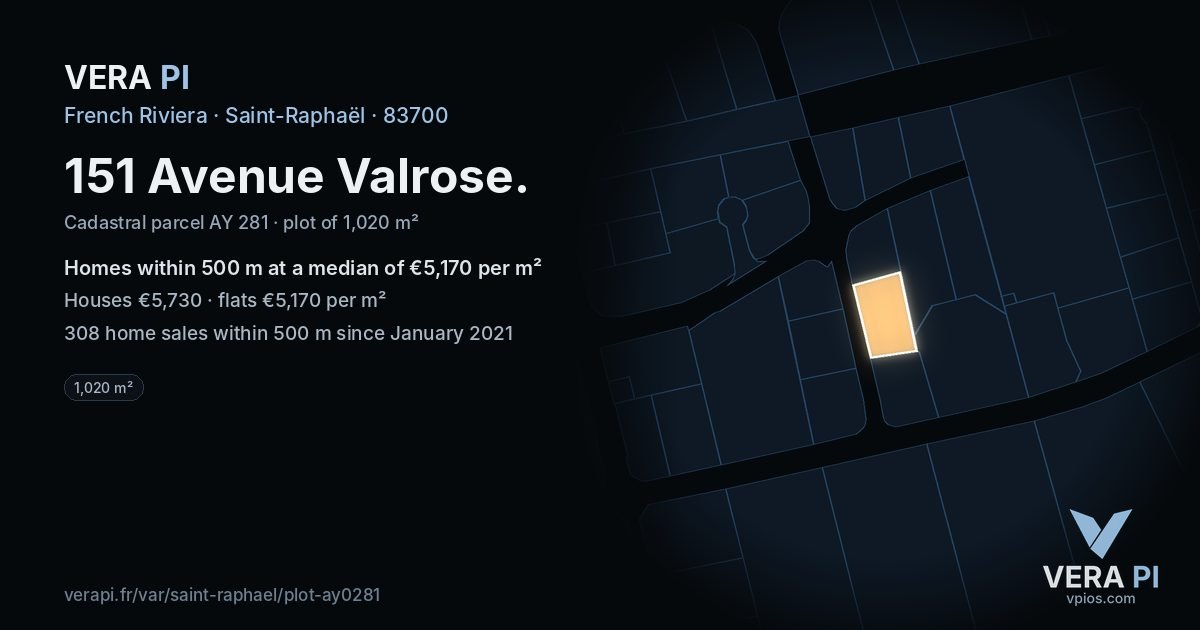 151 Avenue Valrose, Saint-Raphaël at night – the plot lit, the parcels around coloured by the prices near them