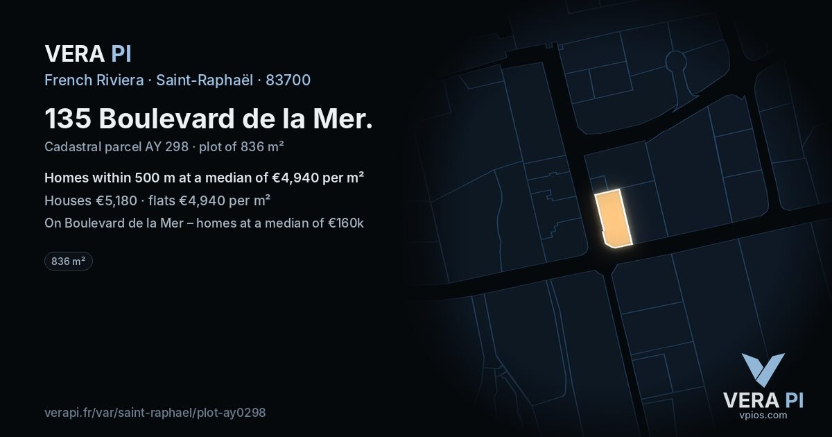 135 Boulevard de la Mer, Saint-Raphaël at night – the plot lit, the parcels around coloured by the prices near them