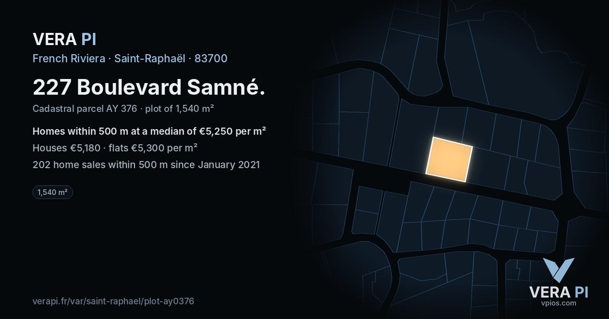 227 Boulevard Samné, Saint-Raphaël at night – the plot lit, the parcels around coloured by the prices near them