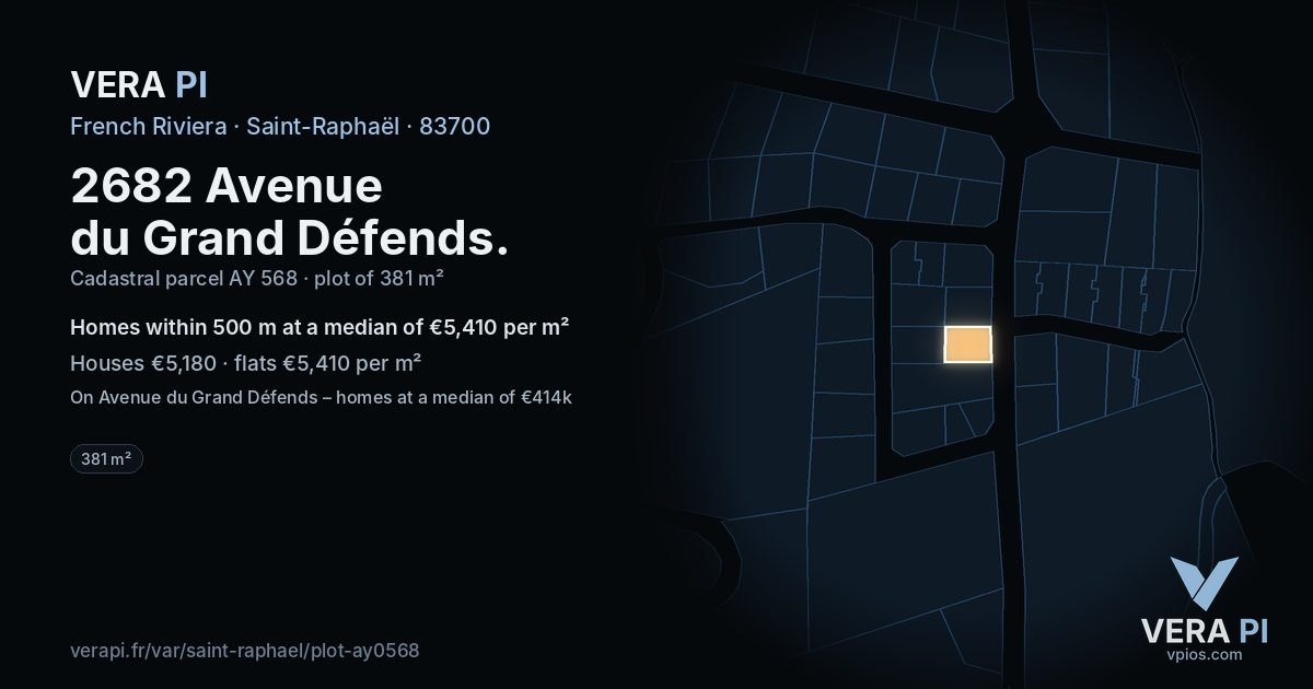 2682 Avenue du Grand Défends, Saint-Raphaël at night – the plot lit, the parcels around coloured by the prices near them