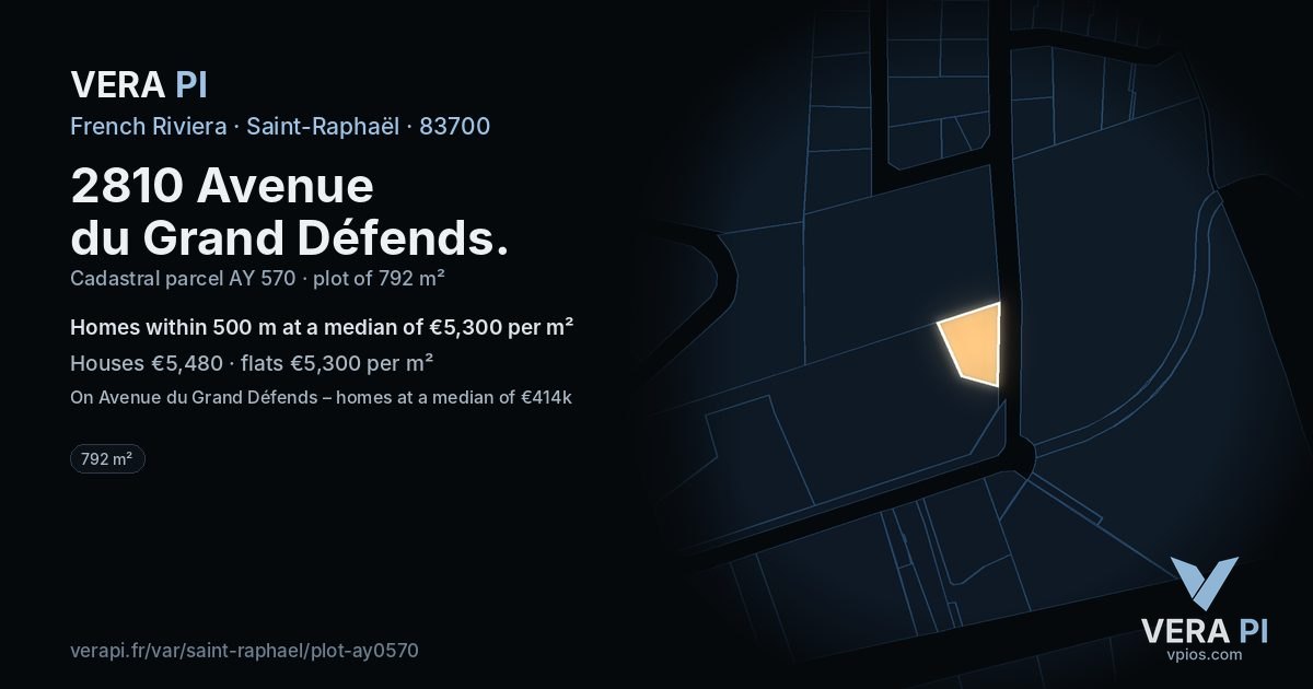 2810 Avenue du Grand Défends, Saint-Raphaël at night – the plot lit, the parcels around coloured by the prices near them