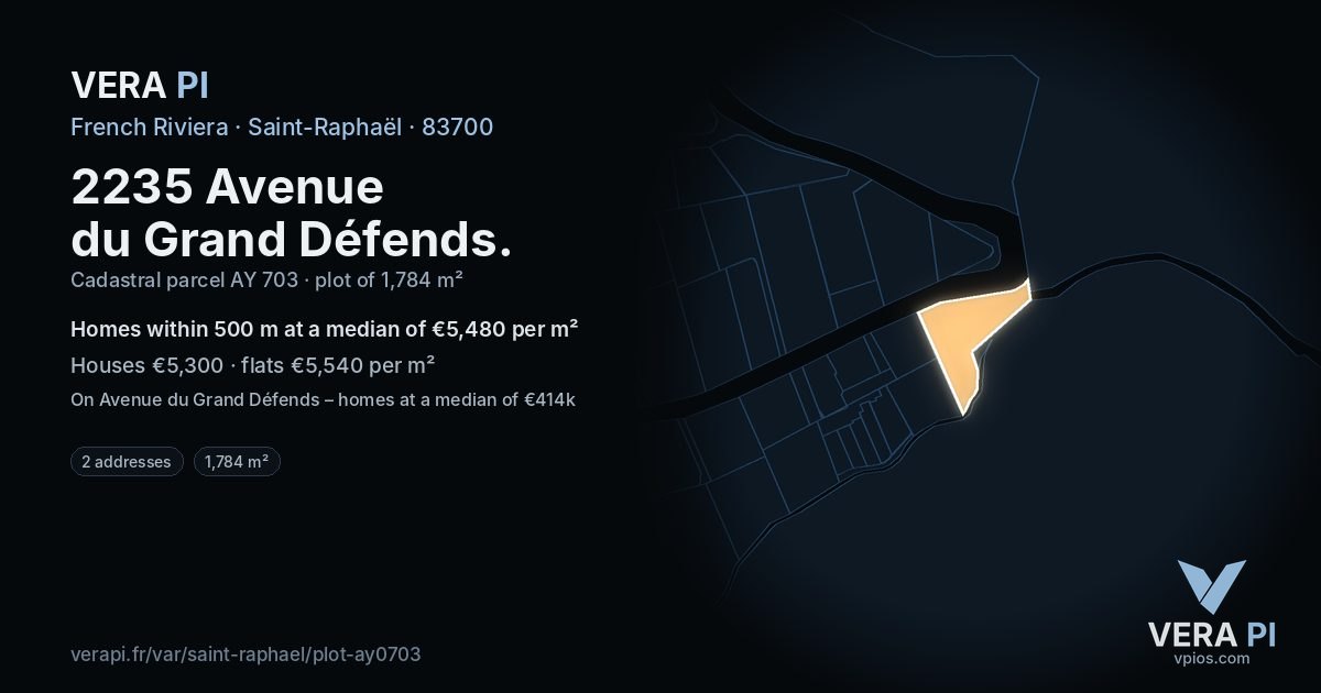2235 Avenue du Grand Défends, Saint-Raphaël at night – the plot lit, the parcels around coloured by the prices near them