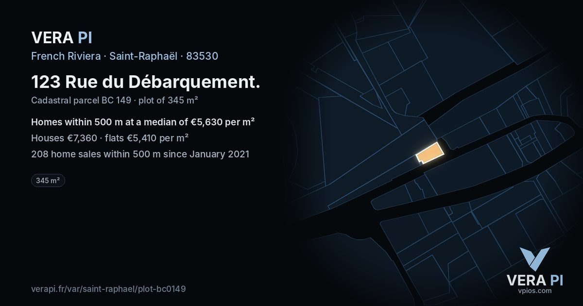 123 Rue du Débarquement, Saint-Raphaël at night – the plot lit, the parcels around coloured by the prices near them