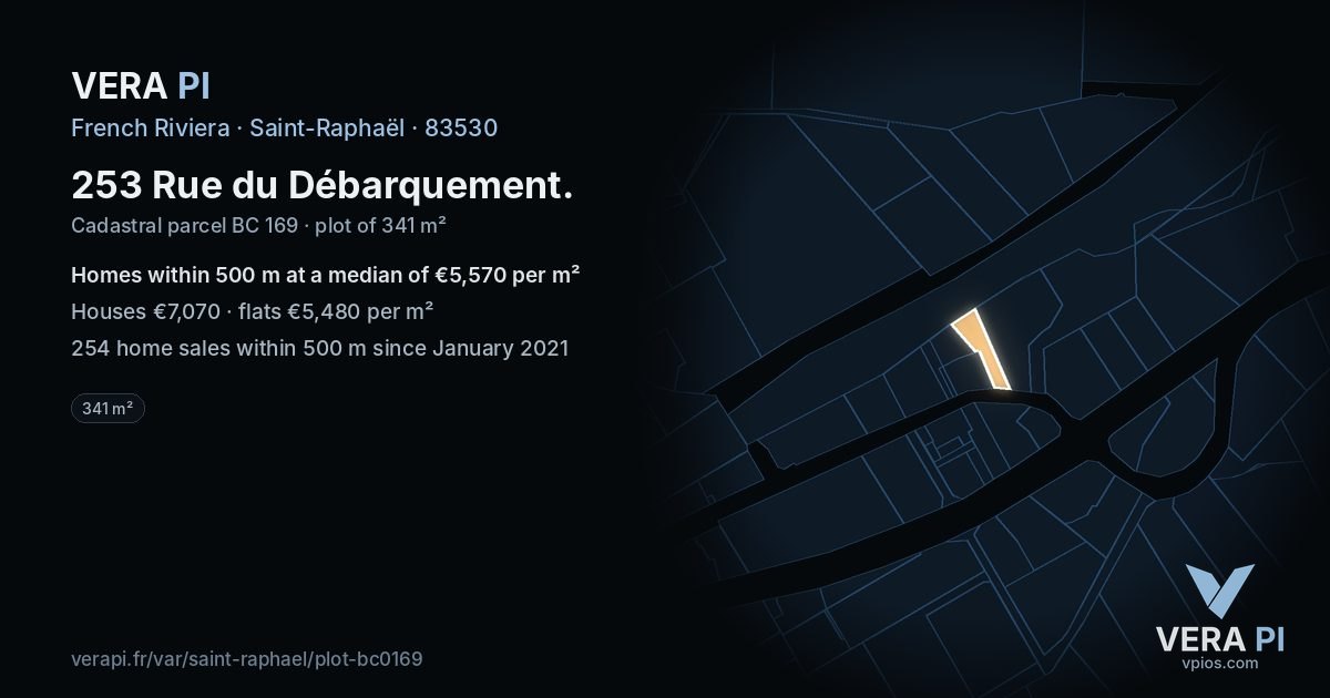 253 Rue du Débarquement, Saint-Raphaël at night – the plot lit, the parcels around coloured by the prices near them