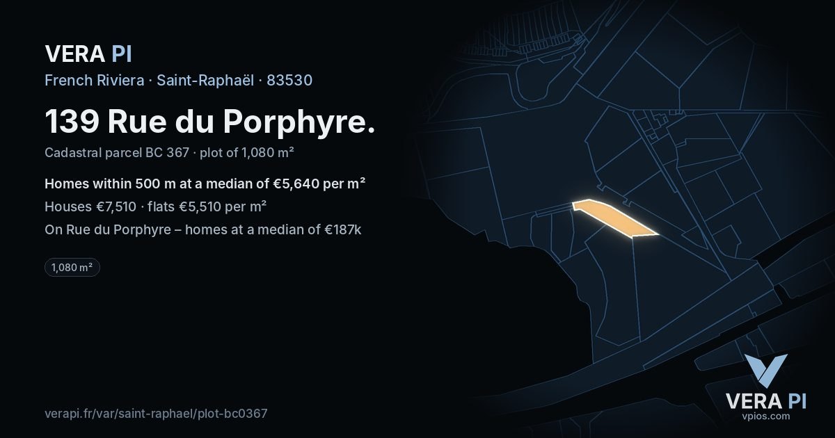 139 Rue du Porphyre, Saint-Raphaël at night – the plot lit, the parcels around coloured by the prices near them