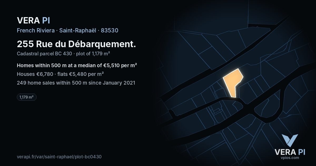 255 Rue du Débarquement, Saint-Raphaël at night – the plot lit, the parcels around coloured by the prices near them