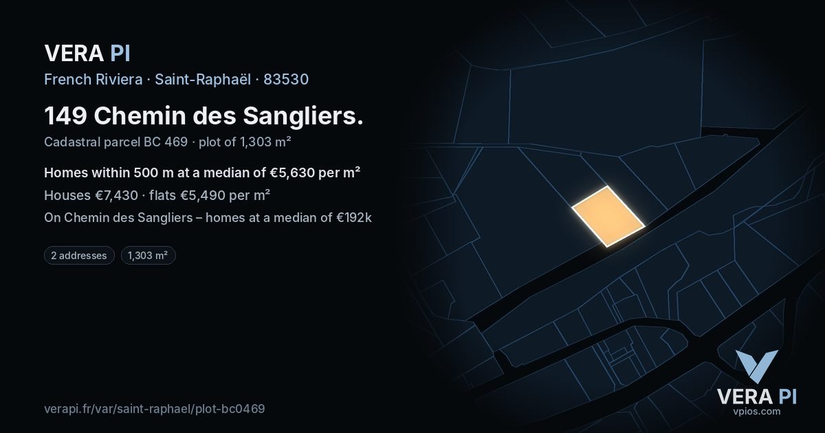 149 Chemin des Sangliers, Saint-Raphaël at night – the plot lit, the parcels around coloured by the prices near them