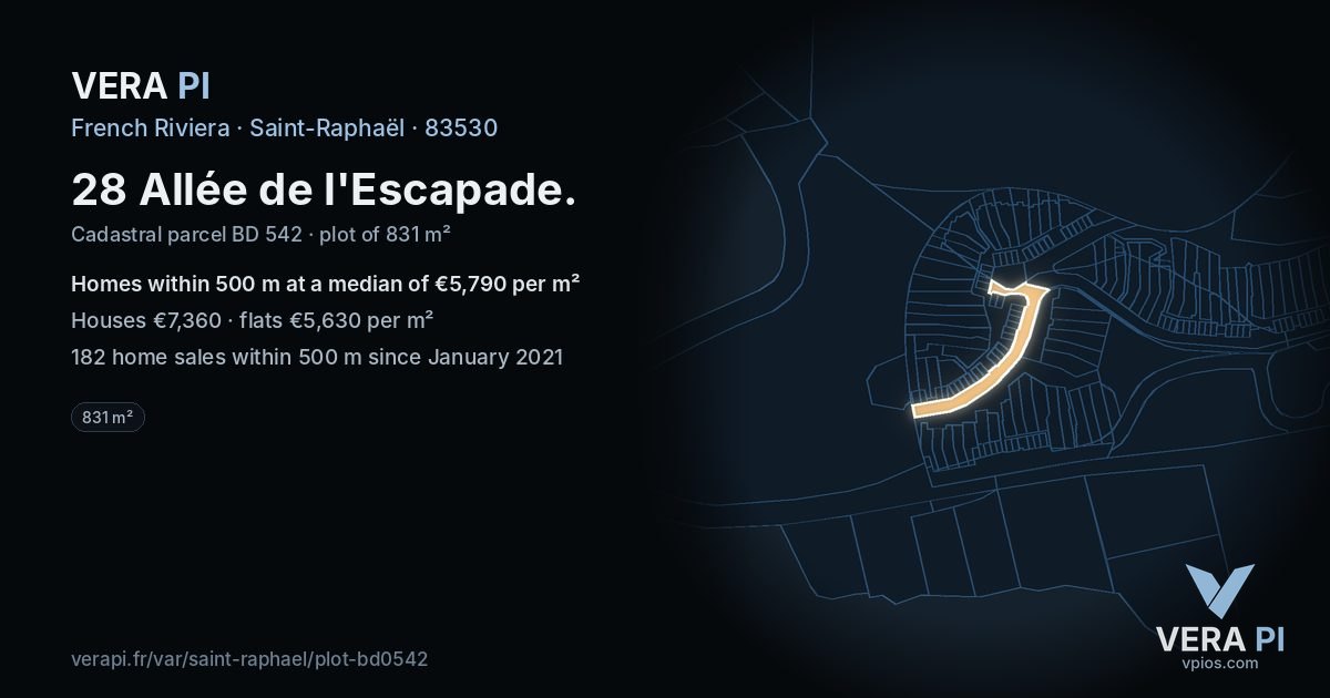 28 Allée de l'Escapade, Saint-Raphaël at night – the plot lit, the parcels around coloured by the prices near them