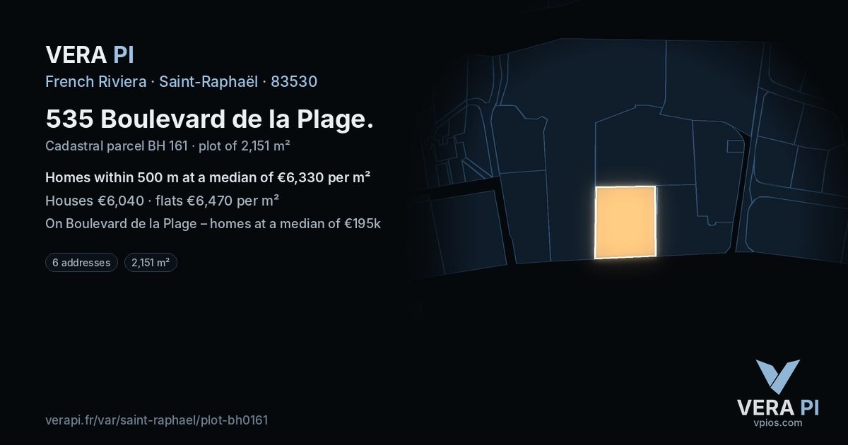 535 Boulevard de la Plage, Saint-Raphaël at night – the plot lit, the parcels around coloured by the prices near them