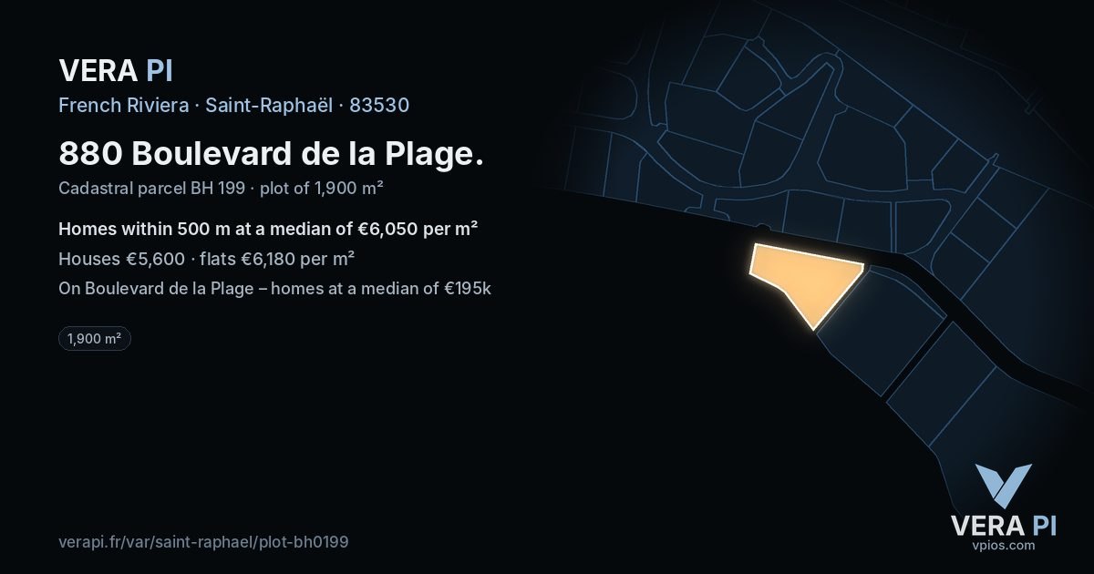 880 Boulevard de la Plage, Saint-Raphaël at night – the plot lit, the parcels around coloured by the prices near them