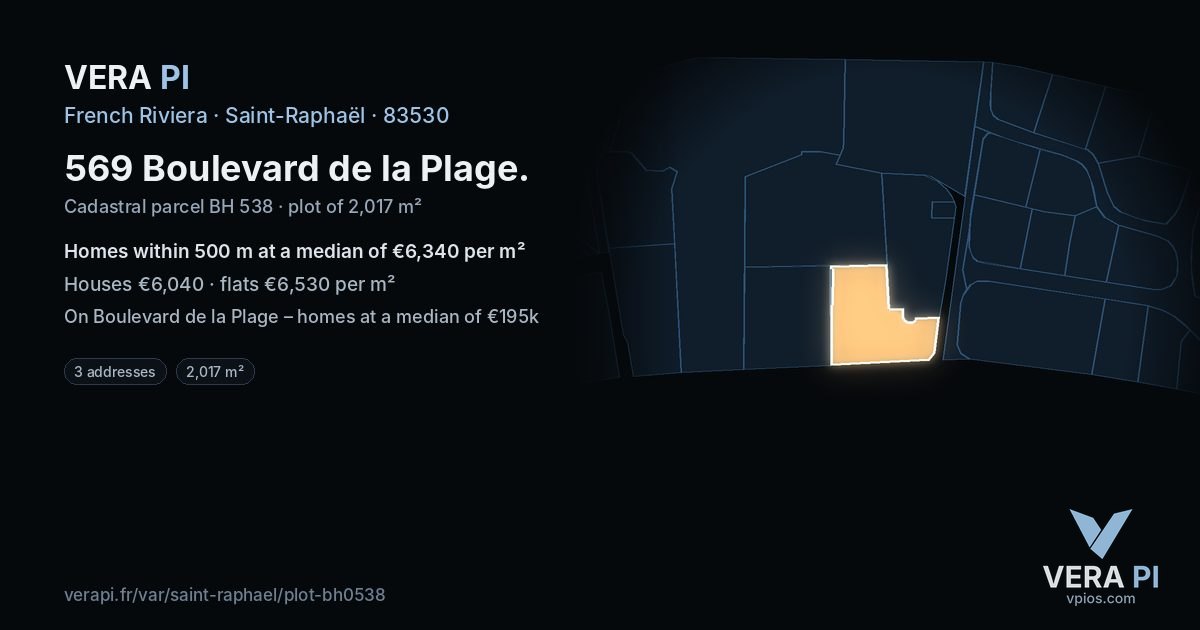 569 Boulevard de la Plage, Saint-Raphaël at night – the plot lit, the parcels around coloured by the prices near them