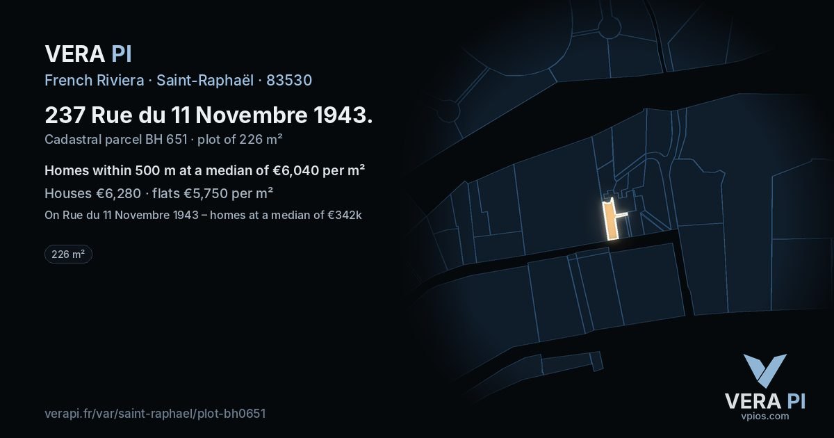 237 Rue du 11 Novembre 1943, Saint-Raphaël at night – the plot lit, the parcels around coloured by the prices near them