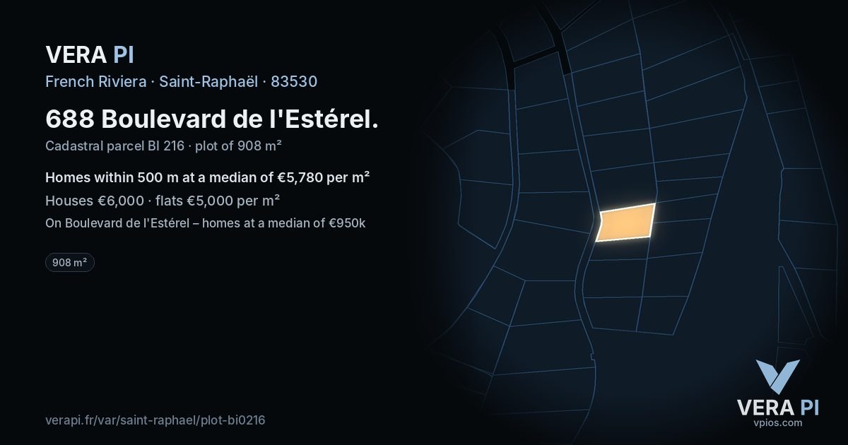 688 Boulevard de l'Estérel, Saint-Raphaël at night – the plot lit, the parcels around coloured by the prices near them