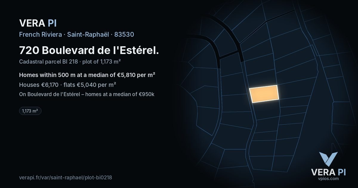 720 Boulevard de l'Estérel, Saint-Raphaël at night – the plot lit, the parcels around coloured by the prices near them
