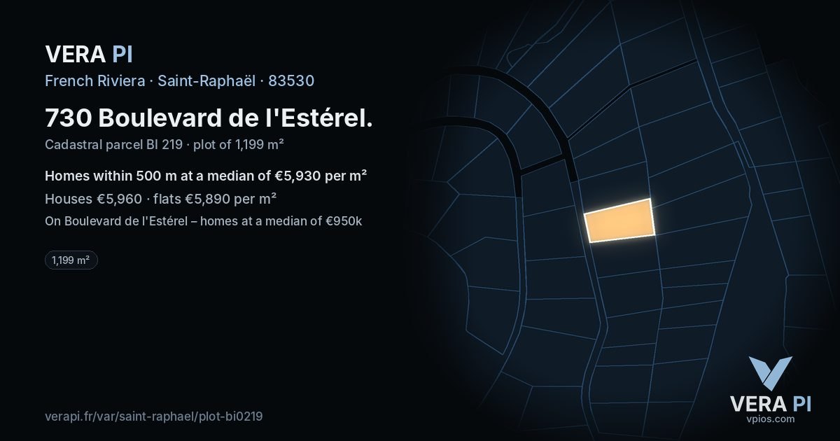 730 Boulevard de l'Estérel, Saint-Raphaël at night – the plot lit, the parcels around coloured by the prices near them