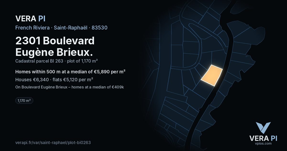 2301 Boulevard Eugène Brieux, Saint-Raphaël at night – the plot lit, the parcels around coloured by the prices near them