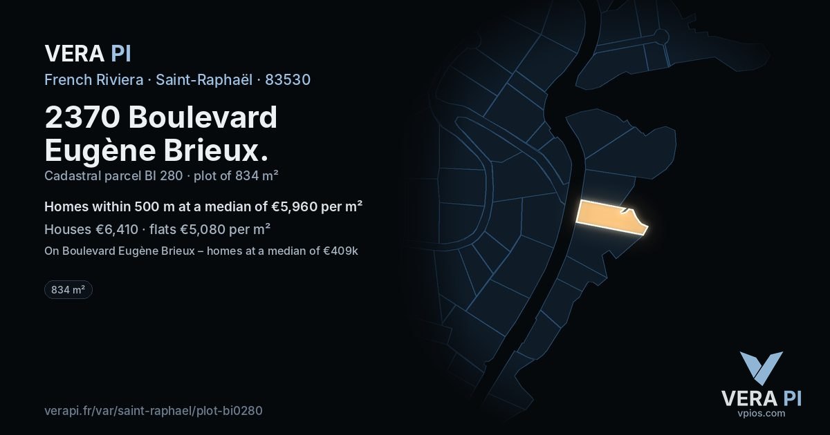 2370 Boulevard Eugène Brieux, Saint-Raphaël at night – the plot lit, the parcels around coloured by the prices near them