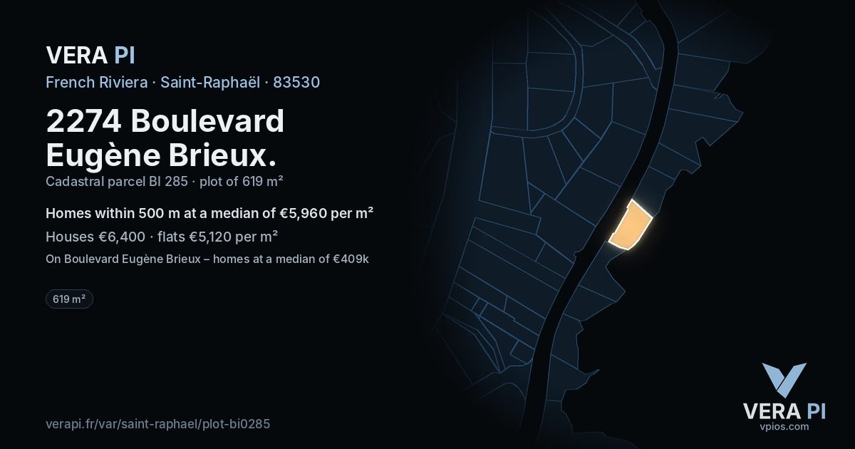 2274 Boulevard Eugène Brieux, Saint-Raphaël at night – the plot lit, the parcels around coloured by the prices near them