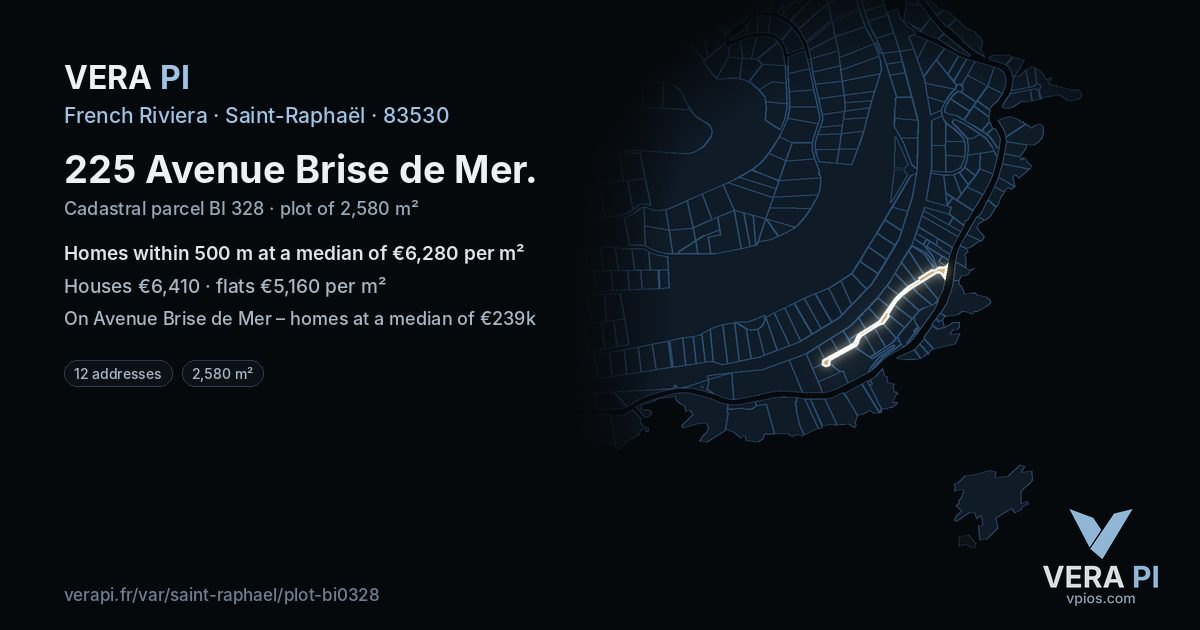 225 Avenue Brise de Mer, Saint-Raphaël at night – the plot lit, the parcels around coloured by the prices near them