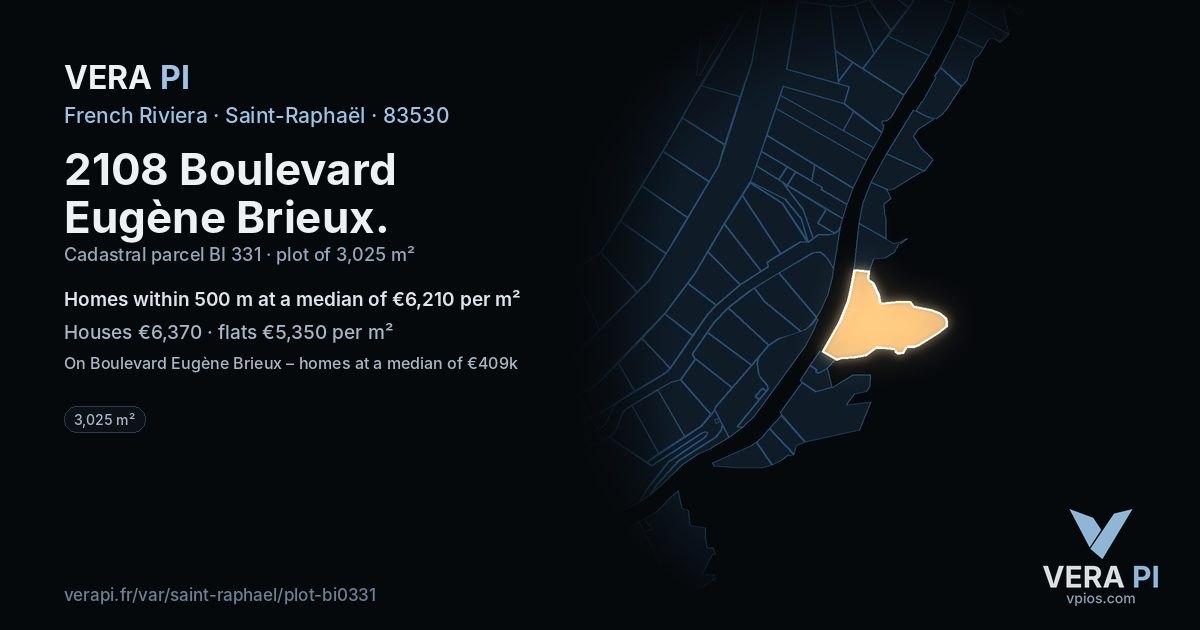 2108 Boulevard Eugène Brieux, Saint-Raphaël at night – the plot lit, the parcels around coloured by the prices near them