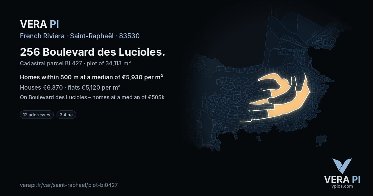256 Boulevard des Lucioles, Saint-Raphaël at night – the plot lit, the parcels around coloured by the prices near them