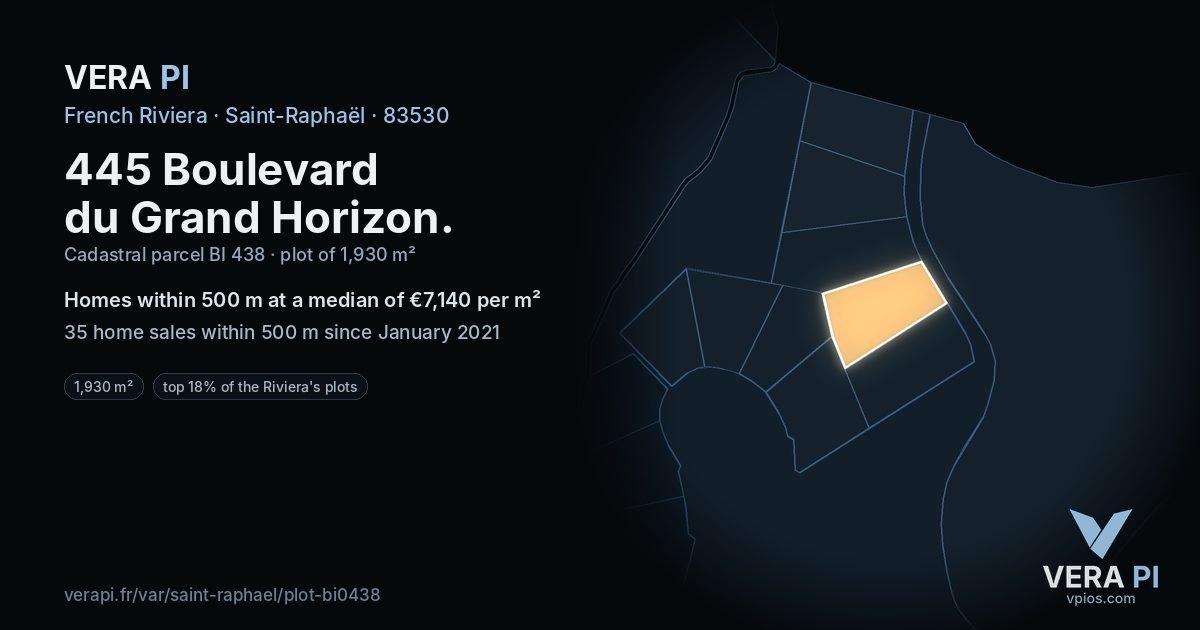 445 Boulevard du Grand Horizon, Saint-Raphaël at night – the plot lit, the parcels around coloured by the prices near them