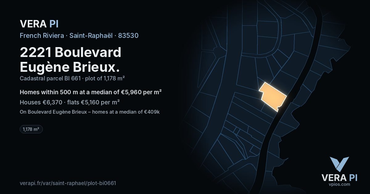 2221 Boulevard Eugène Brieux, Saint-Raphaël at night – the plot lit, the parcels around coloured by the prices near them