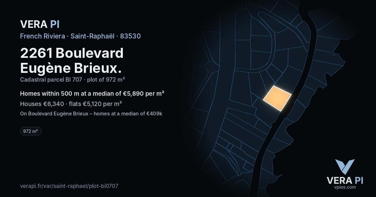 2261 Boulevard Eugène Brieux, Saint-Raphaël at night – the plot lit, the parcels around coloured by the prices near them