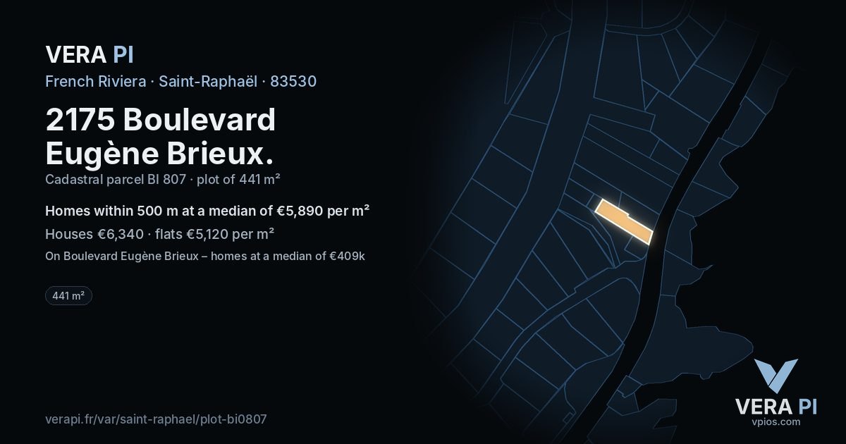 2175 Boulevard Eugène Brieux, Saint-Raphaël at night – the plot lit, the parcels around coloured by the prices near them