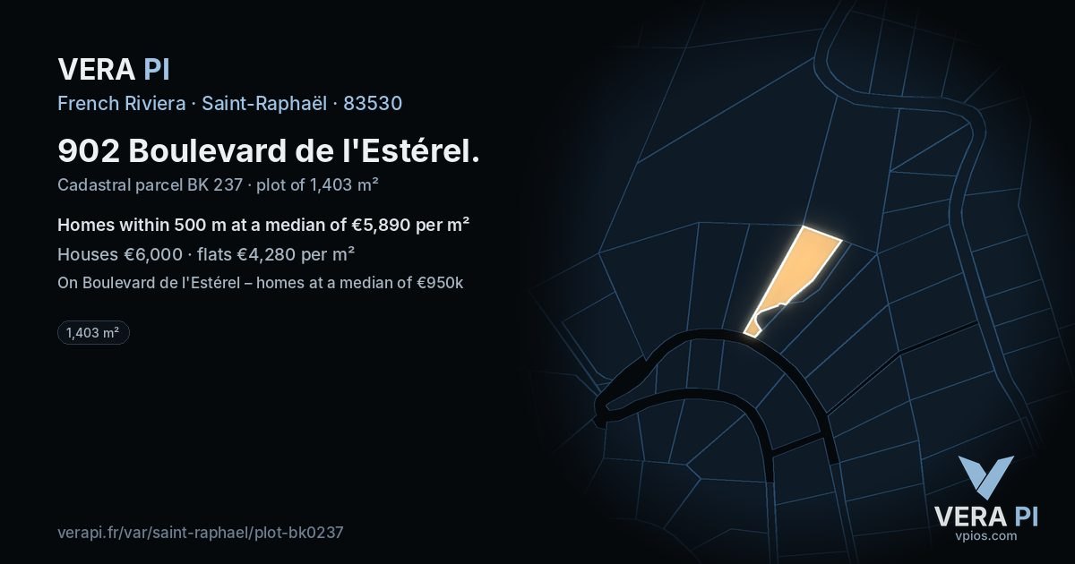 902 Boulevard de l'Estérel, Saint-Raphaël at night – the plot lit, the parcels around coloured by the prices near them