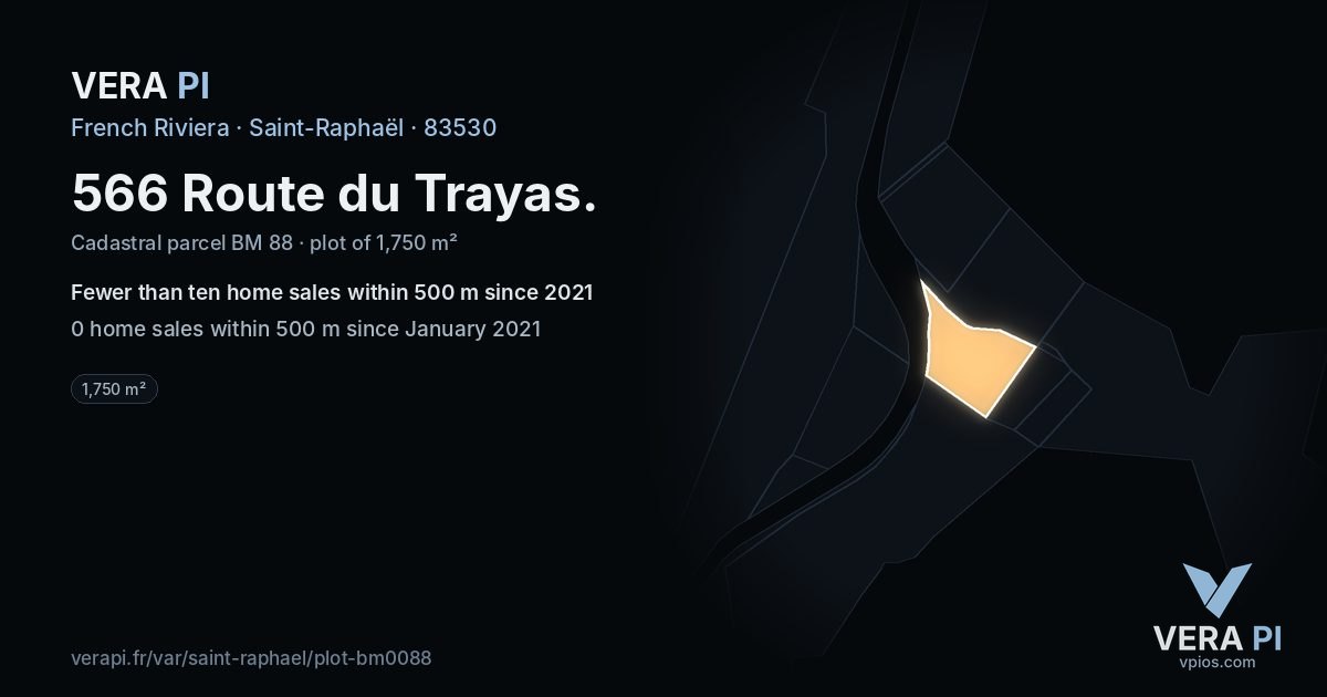 566 Route du Trayas, Saint-Raphaël at night – the plot lit, the parcels around coloured by the prices near them