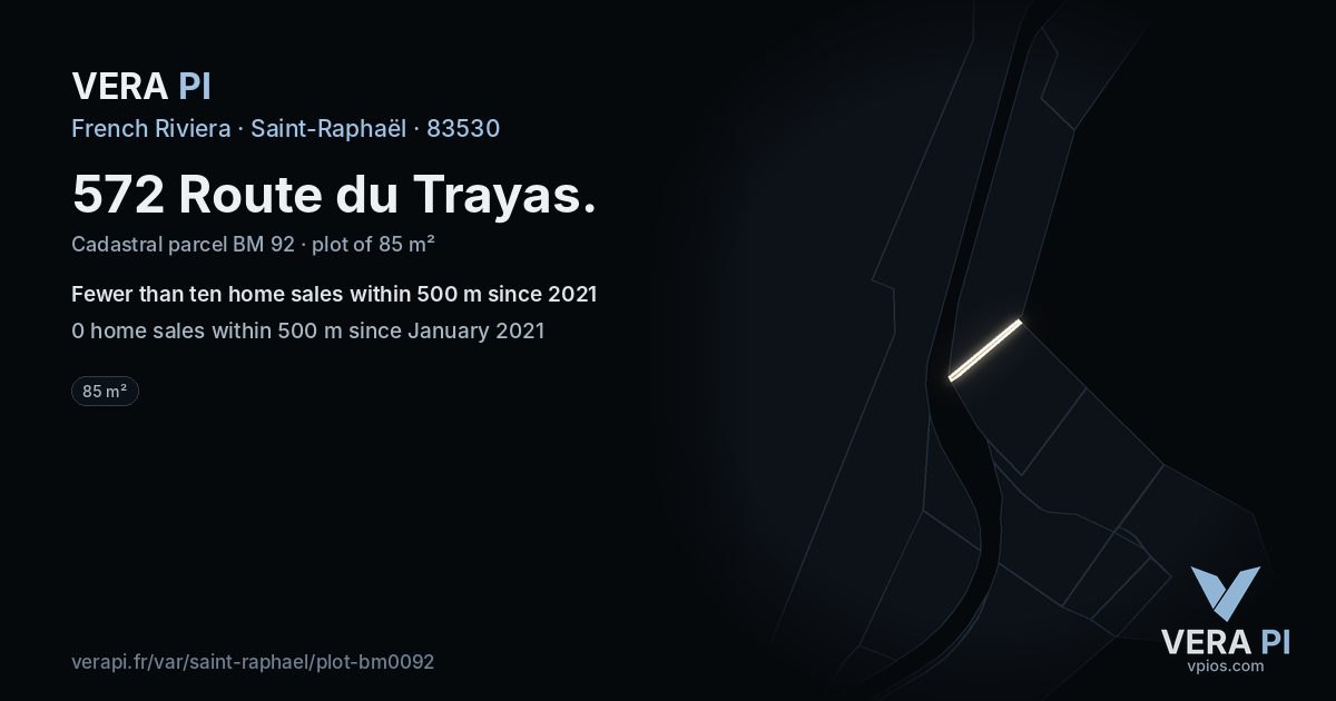 572 Route du Trayas, Saint-Raphaël at night – the plot lit, the parcels around coloured by the prices near them