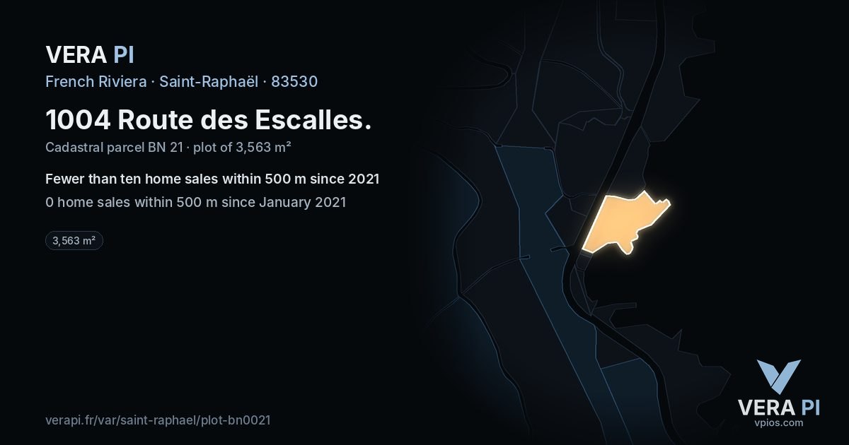 1004 Route des Escalles, Saint-Raphaël at night – the plot lit, the parcels around coloured by the prices near them